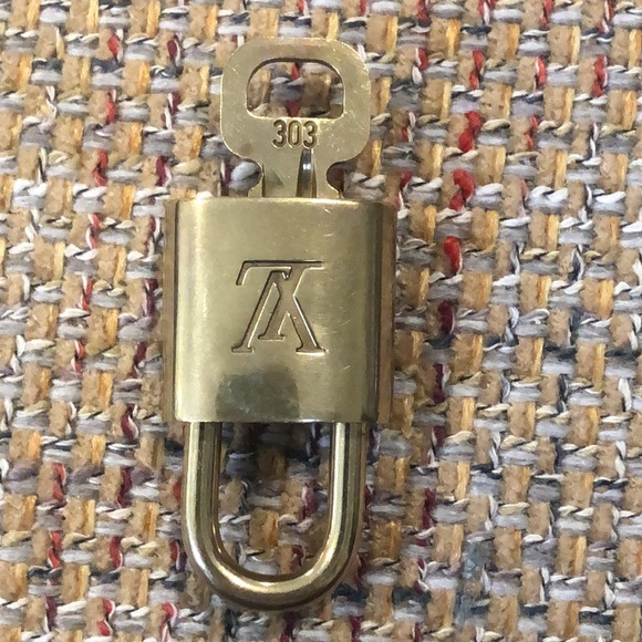 LV Louis Vuitton Lock & Key 303 - Picture 7 of 7